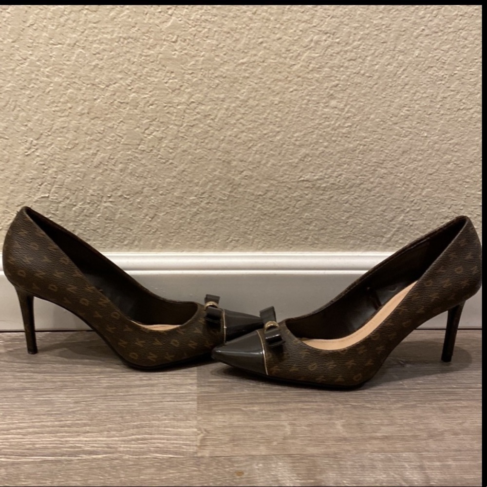 EUC DKNY Pointed Toe With Logo Heels, Size 8 / 38.5 Euro Brown with bow - Picture 9 of 14
